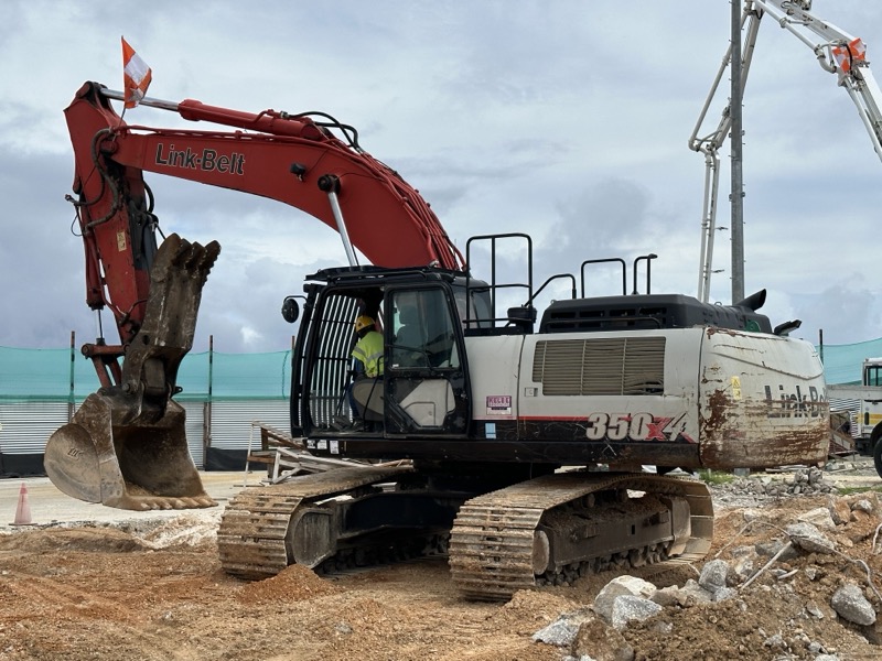 Link-Belt 350X4 excavator close-up