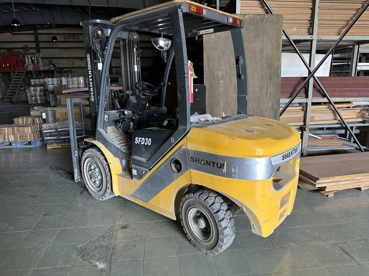 HYC 3-ton forklift in the Saipan warehouse